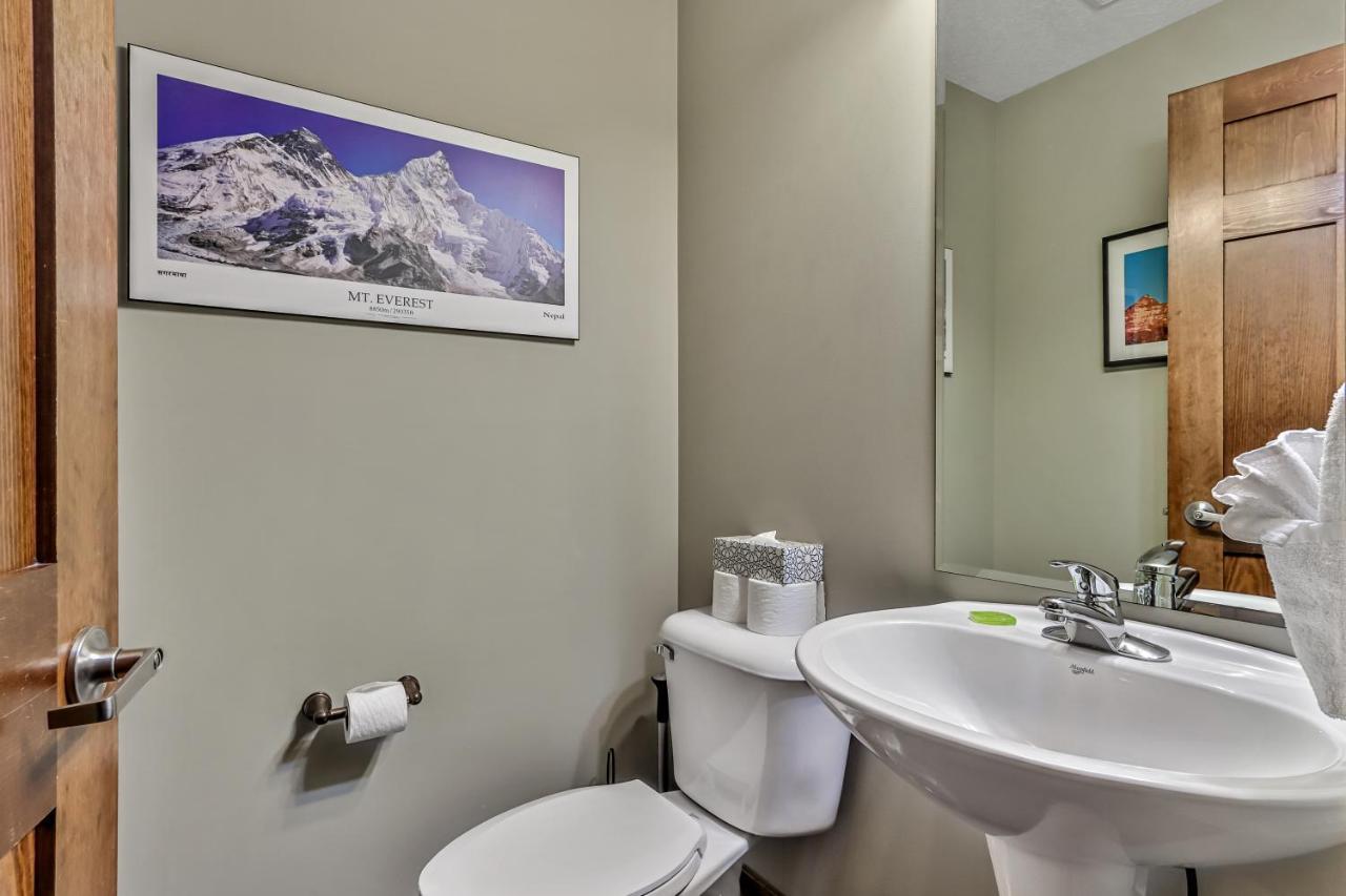 Fenwick Vacation Rentals Spacious Mountain 2 Bedroom With Hot Tub Канмор Экстерьер фото